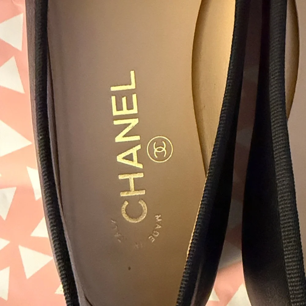 CHANEL Black Patent Toe Flats balet - Picture 2 of 5
